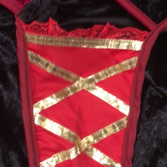 Vampira velveteen and lace black & red Halloween costume - Picture 6 of 16